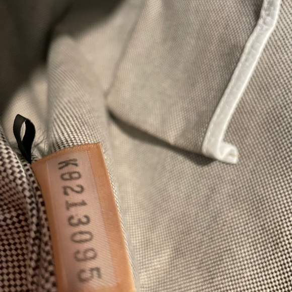 Dooney & Bourke white large shoulder bag. - Picture 9 of 11